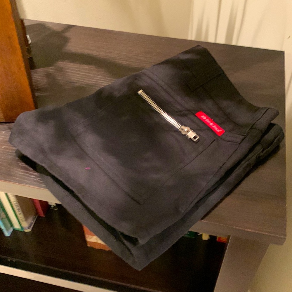 Size 5 (runs small).  industrial style shorts. Dickies brand black material.